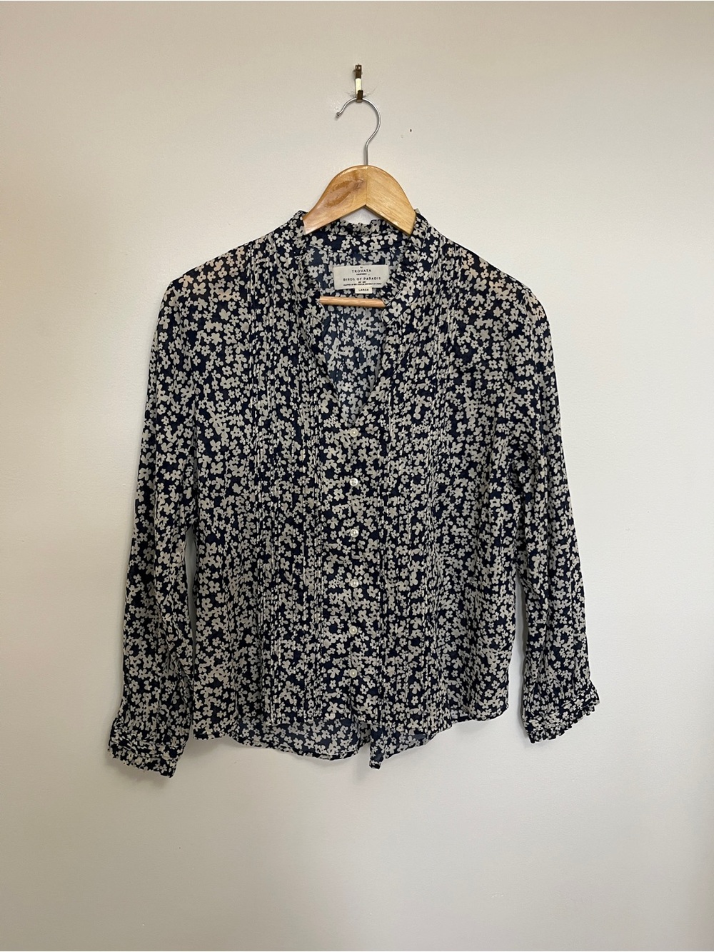 Trovata Birds of Paradis Navy & White Floral Blouse Size Large